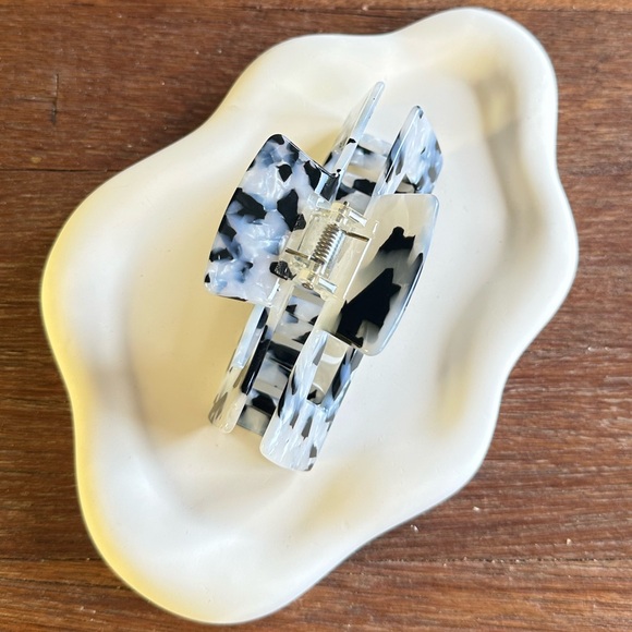 Black and White Trend Acetate Hollow Square Shark Hair Claw Clip - Picture 3 of 4